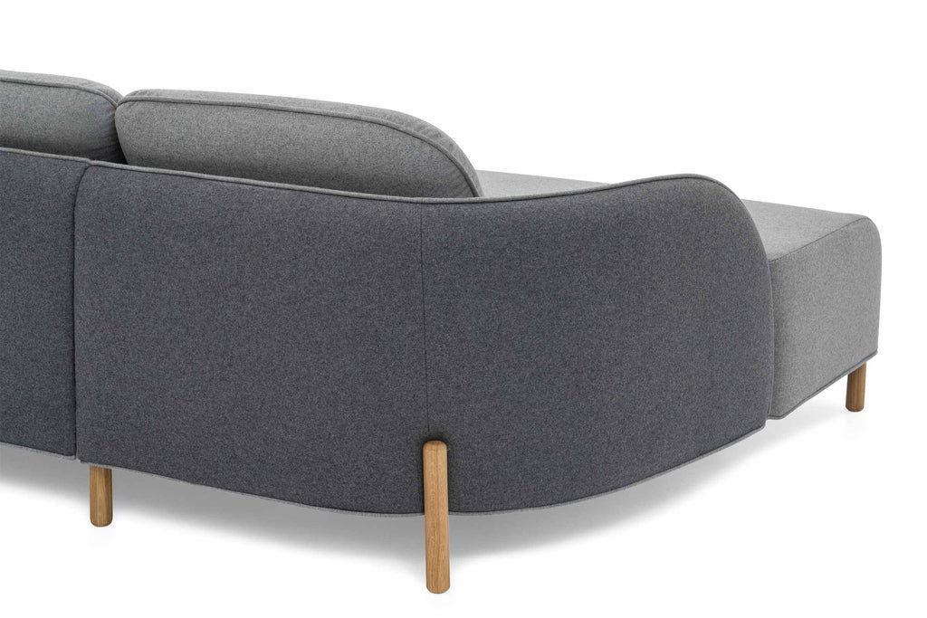 Sofa – Rückansicht der gerundeten Form und grauen Polsterung