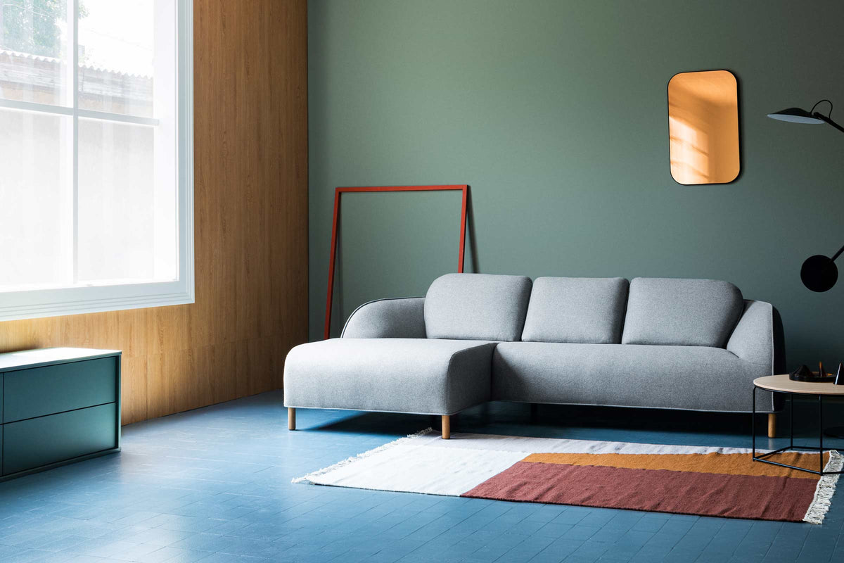 Designer Sofa mit Ottomane in einem modernen Wohnraum