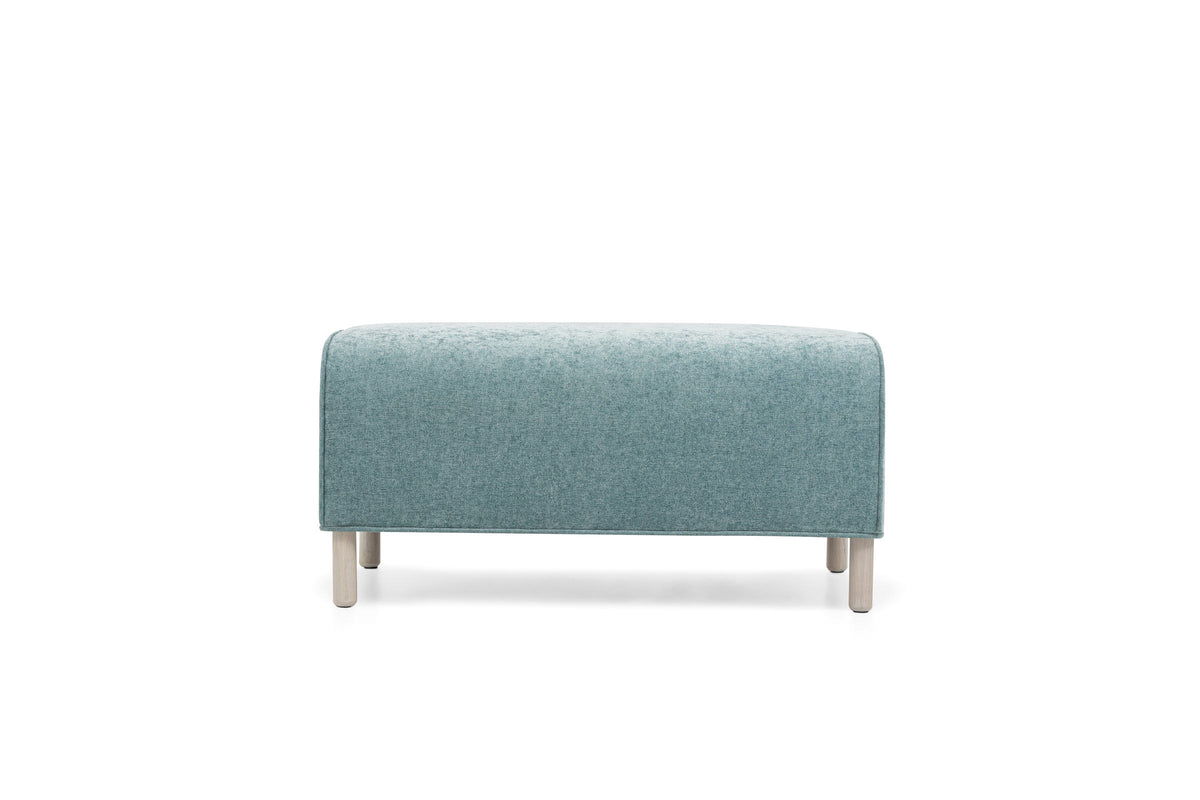 DOLOMIA Designer Pouf von EXTRAFORM in hellem Blau mit Holzfüßen