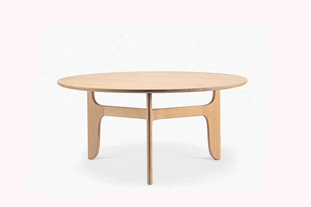 Frontansicht des DRAGONFLY Designer Esstisches rund von GoEs in Eiche light