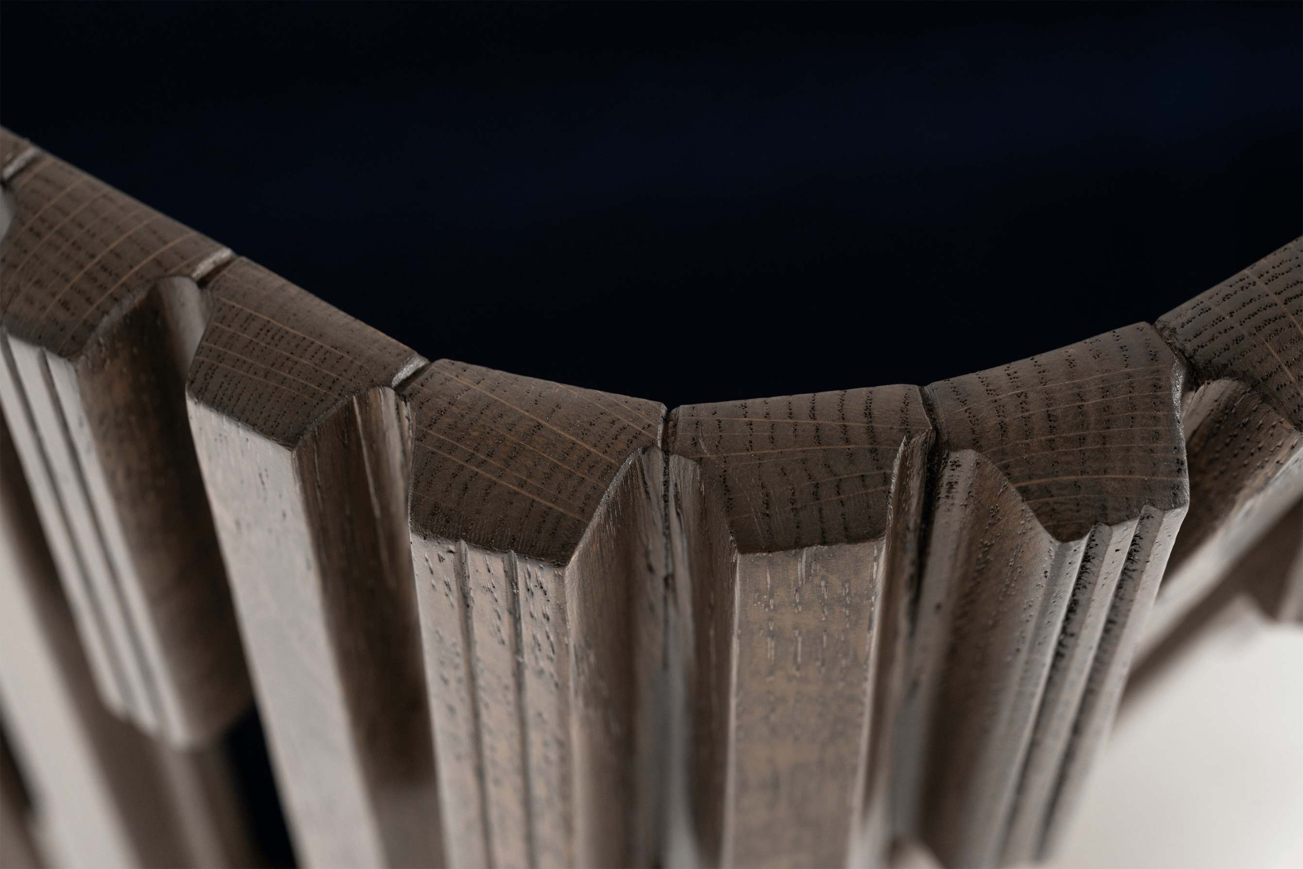 Detailaufnahme der Holzverarbeitung des Stuhls