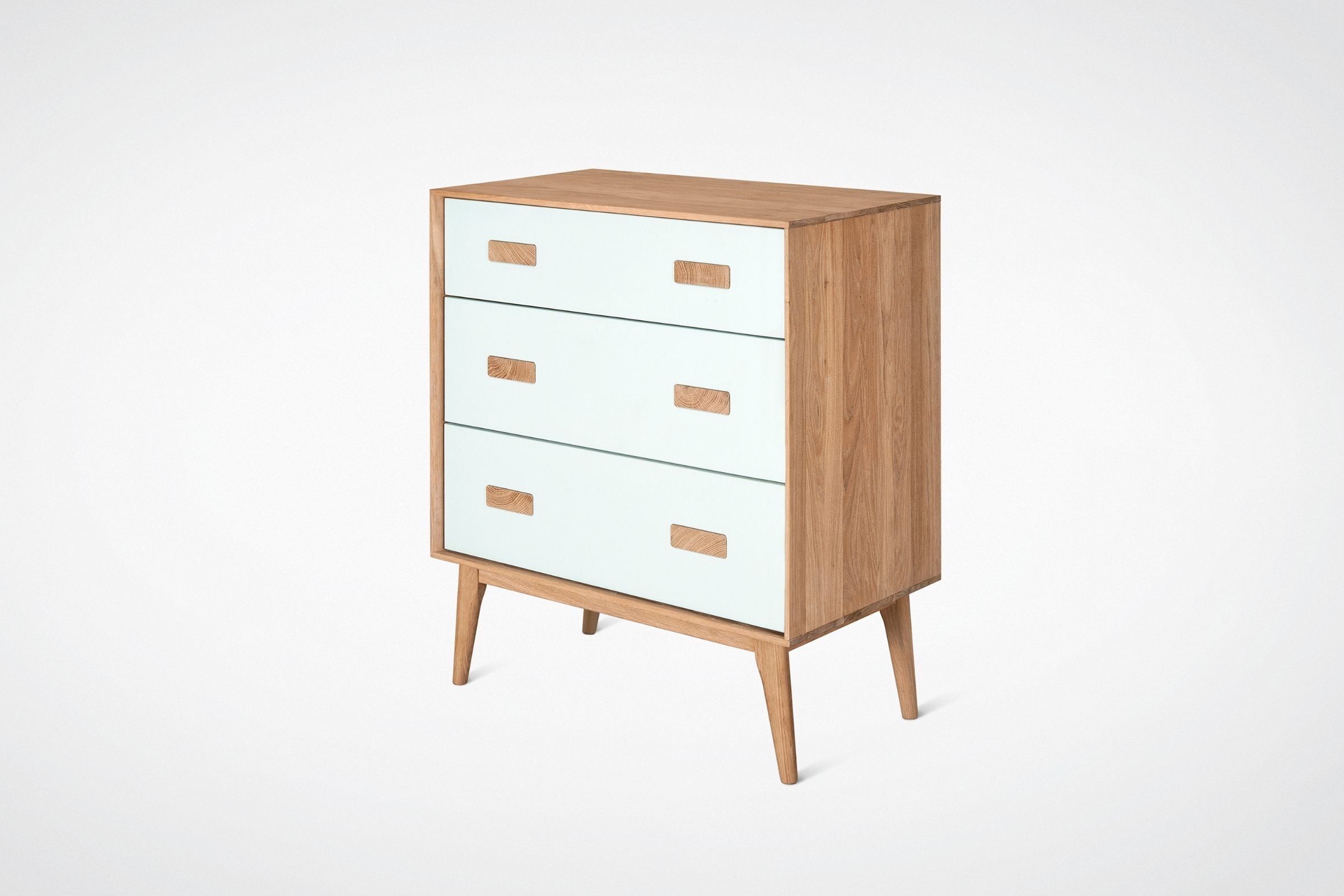 EILERT Highboard aus Massivholz und MDF, leicht schräg von rechts