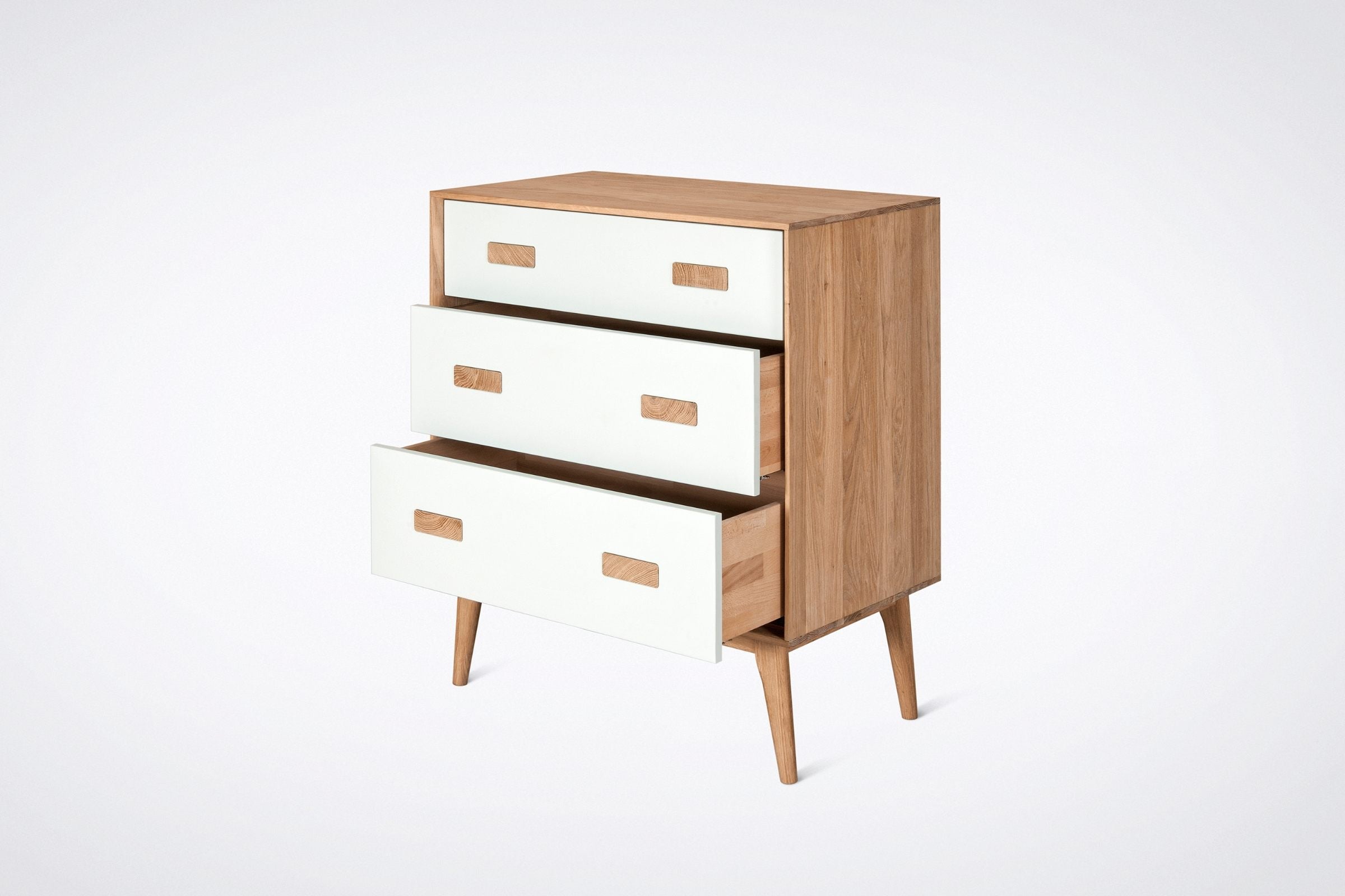 EILERT Massivholz Highboard mit geöffneter Schublade und Massivholzstruktur