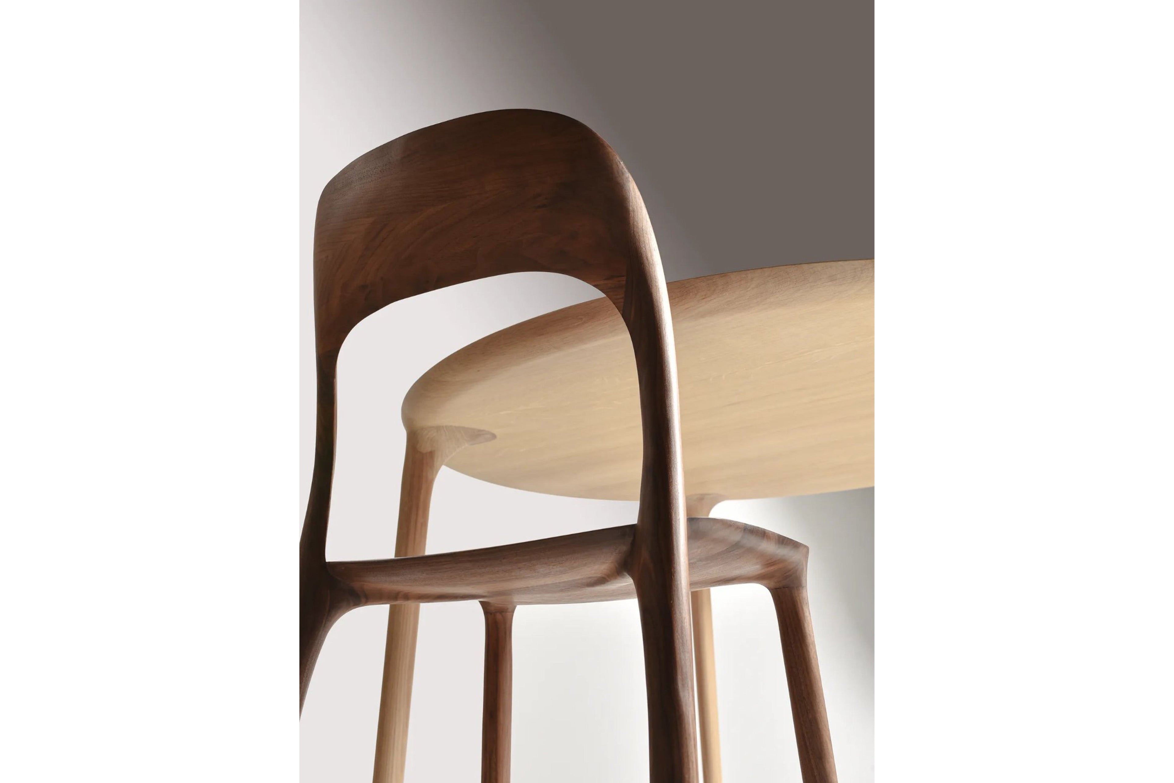 ELLE Esstisch in weiß geölter Eiche mit Ansicht von unten mit ELLE Stuhl in Nussbaum vor dem Esstisch