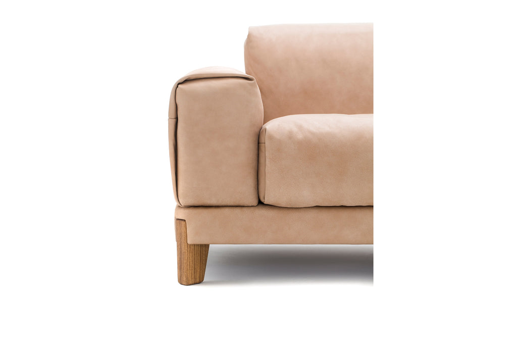 Nahaufnahme der Seitenlehne mit Holzfuß des Sofas