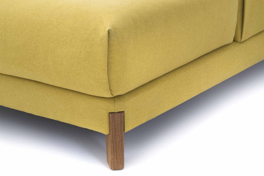 Modular Sofa Detailansicht von Sitzpolster und Holzfuß