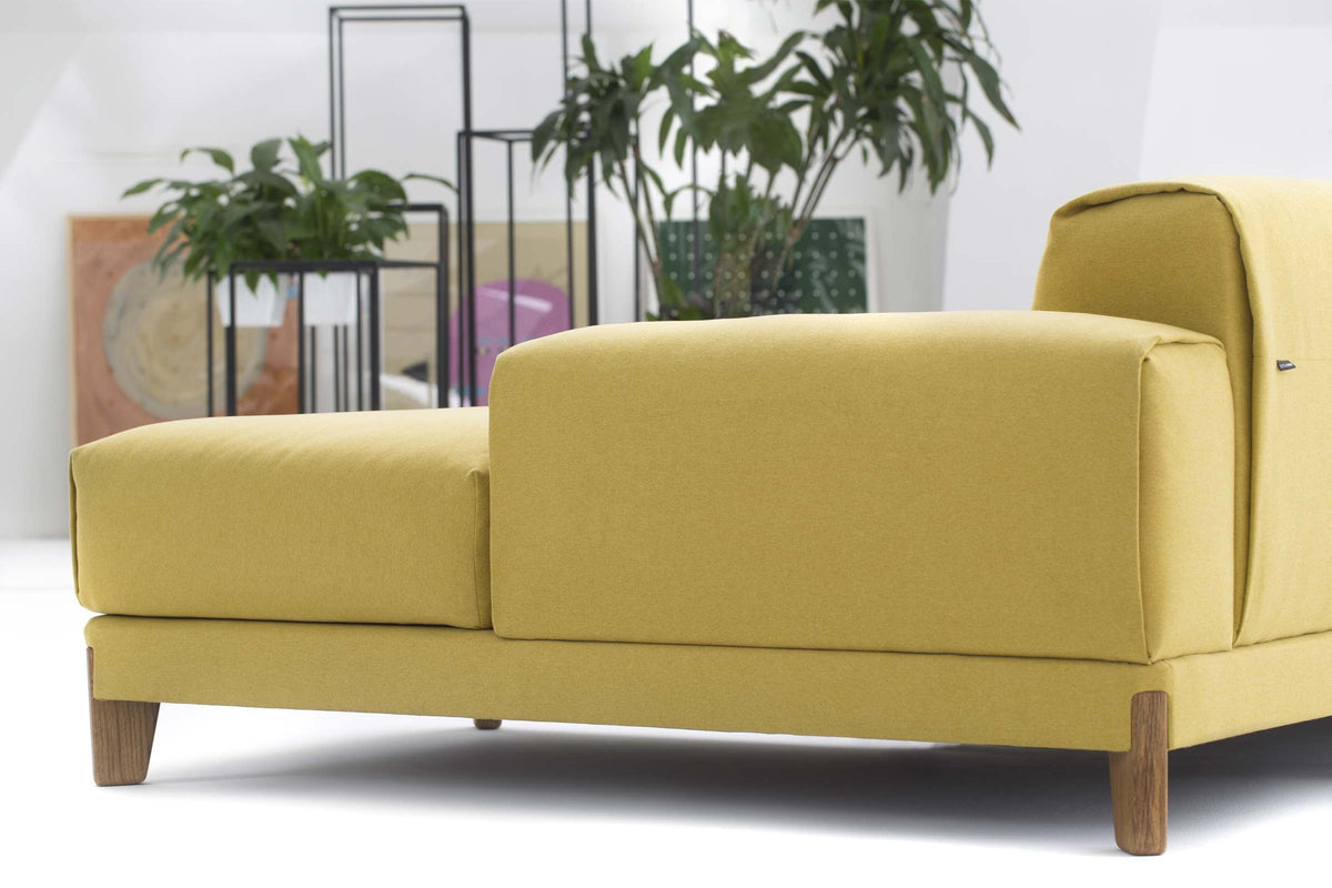 FJORD Designer Modular Sofa von EXTRAFORM mit Holzfüßen in Wohnraum