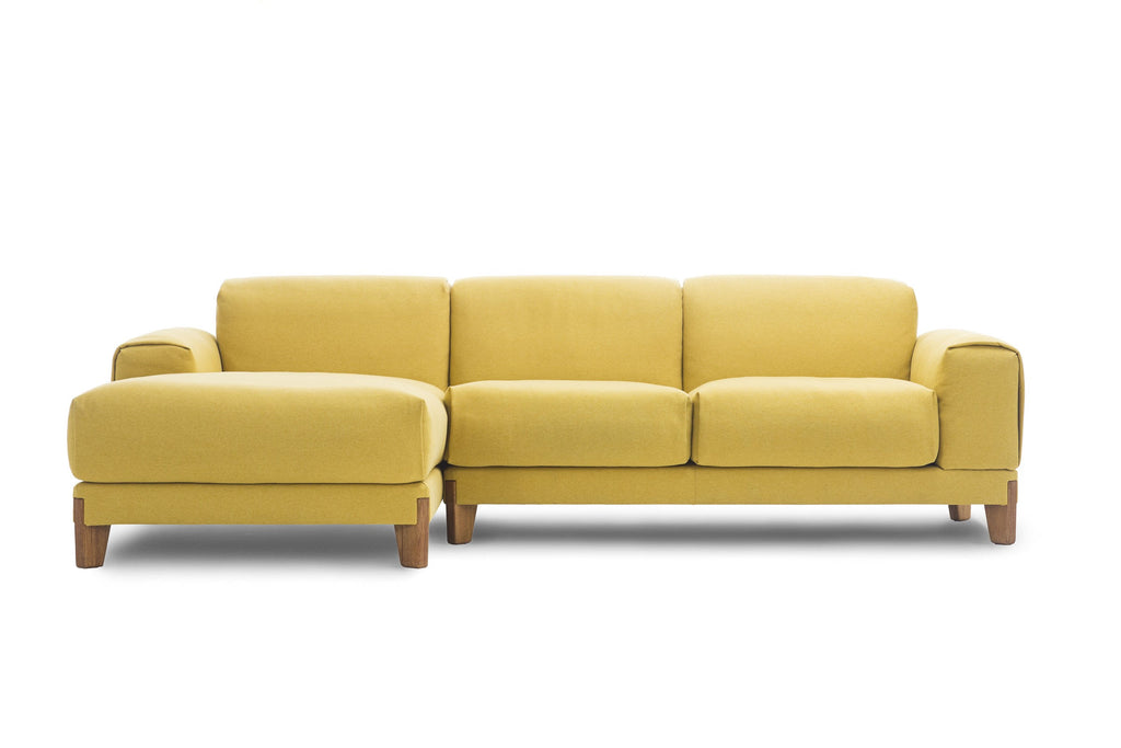 Mit Chaiselongue und weichen Polstern in schräger Ansicht