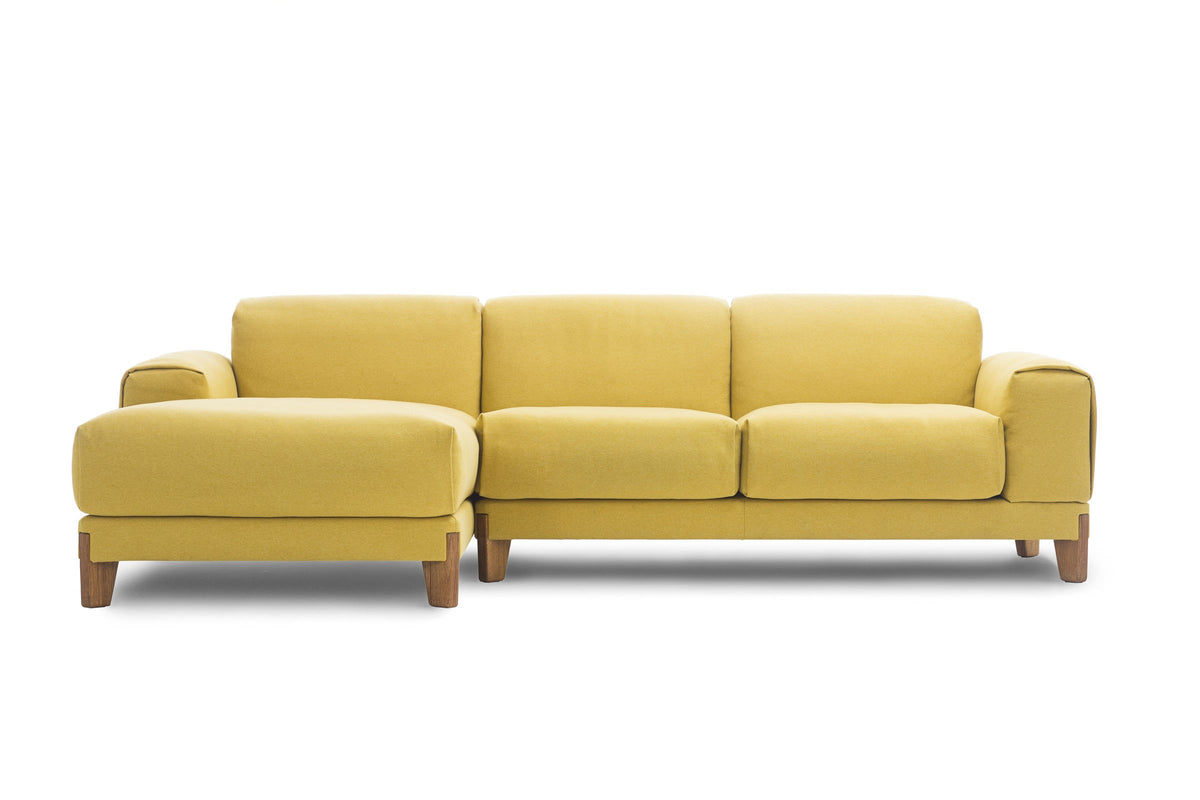 Mit Chaiselongue und weichen Polstern in schräger Ansicht