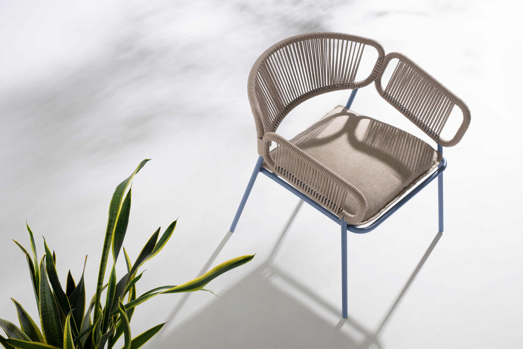 Designer-Gartensessel GROF mit Pflanzen im modernen Ambiente