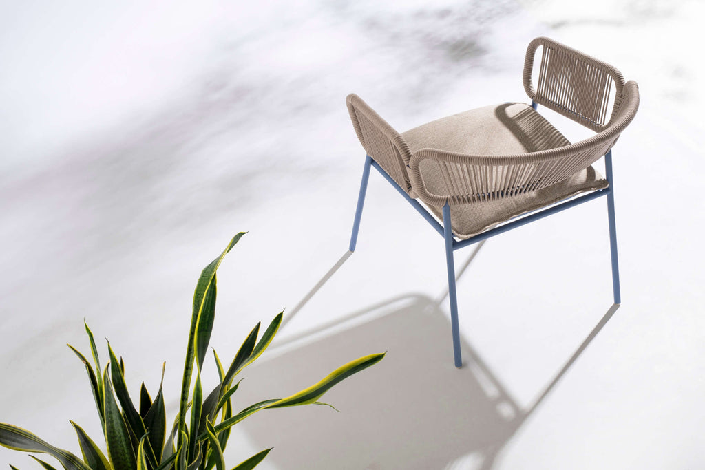 Designer Gartenarmsessel mit Kissen in moderner Outdoor-Szene