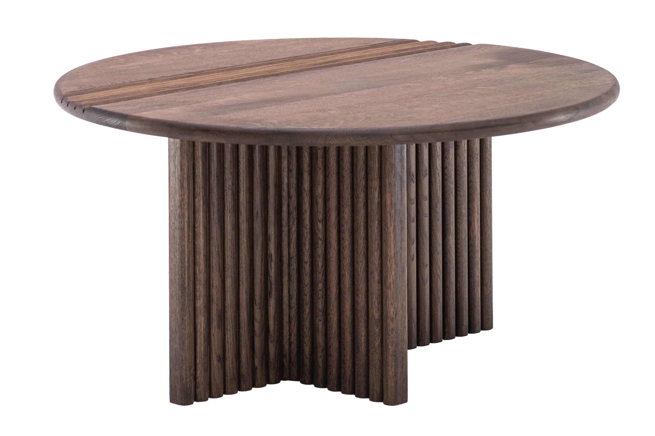 Seitenansicht mit skulpturalen Tischbeinen