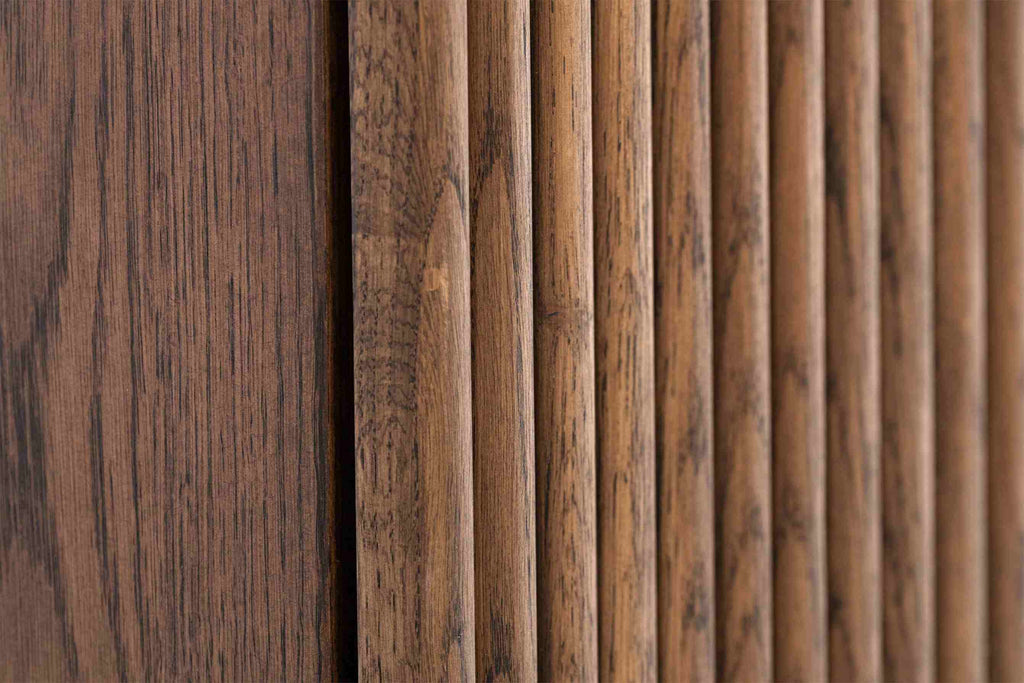 Detailansicht der Holzmaserung der gerillten Front des Highboards