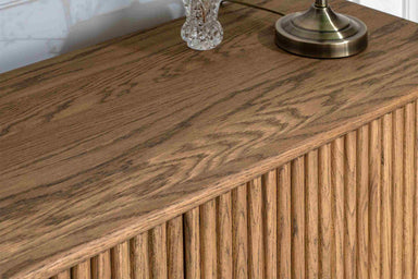 Detailaufnahme der Oberseite mit feiner Holzstruktur des GROOVE Massivholz Sideboards