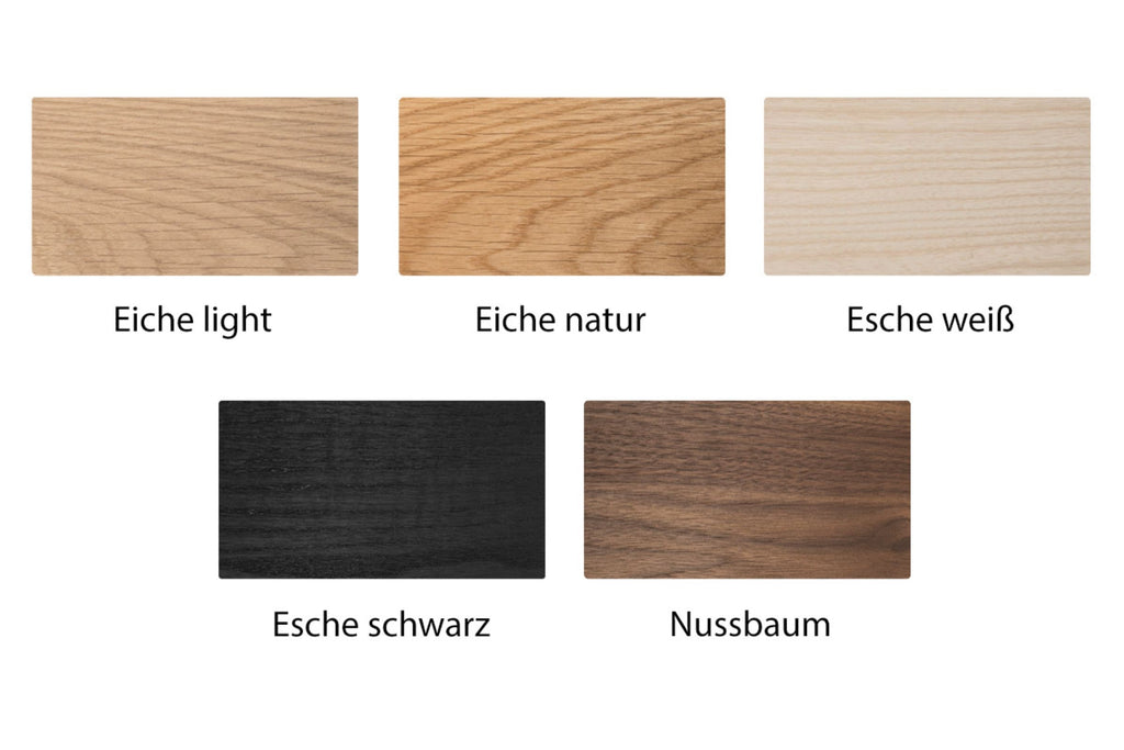 Holzvarianten in „Eiche light“, „Eiche natur“, „Esche weiß“, „Esche schwarz lackiert“ und „Nussbaum