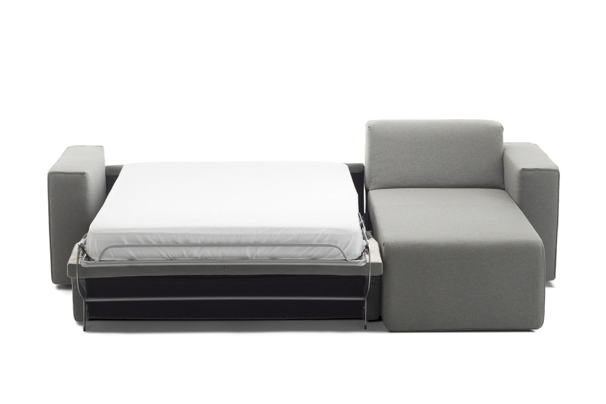 Mit Chaiselongue und ausgeklappter Liegefläche in Frontansicht