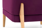 Detail von violettem Bezug und massivem Holzbein