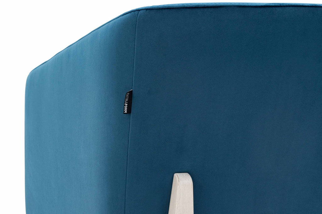 S Designer Sessel von EXTRAFORM – Detail von blauem Bezug und Rücken