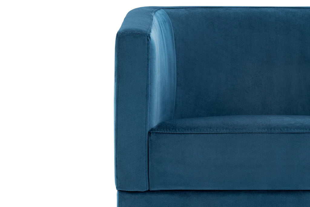Designer Sessel – Detail von Armlehne und blauem Bezug