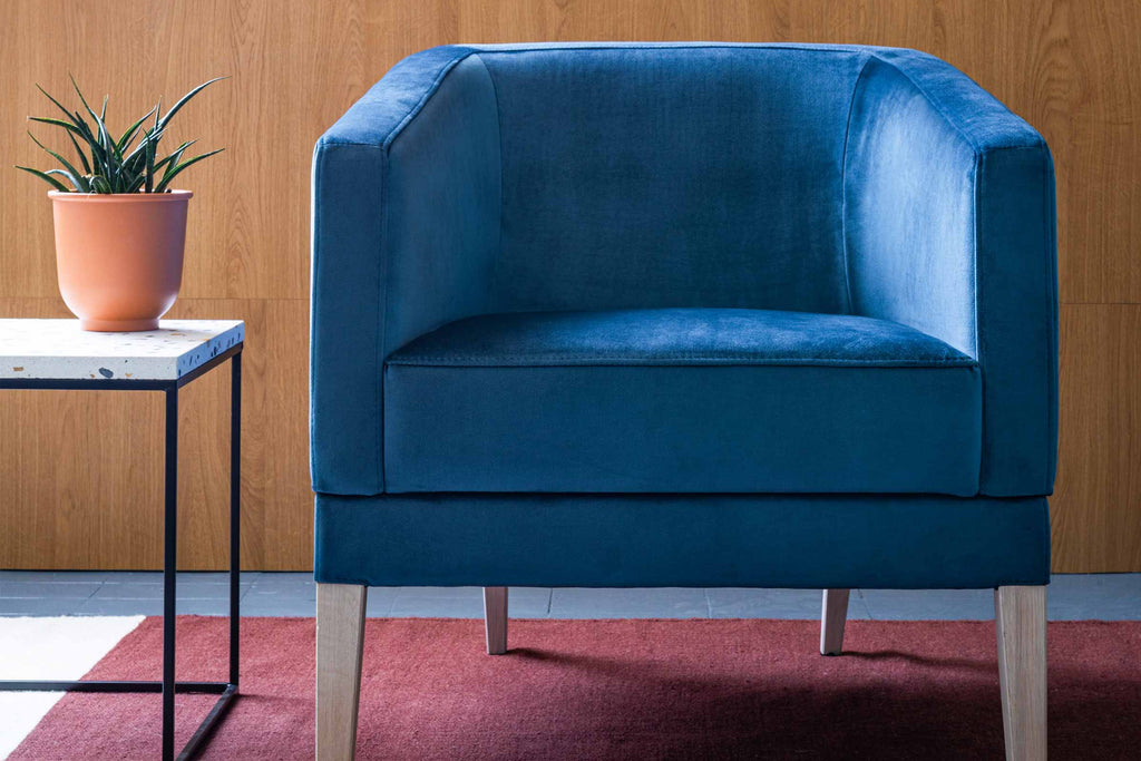 INTAMO-S von EXTRAFORM in Blau im modernen Wohnraum