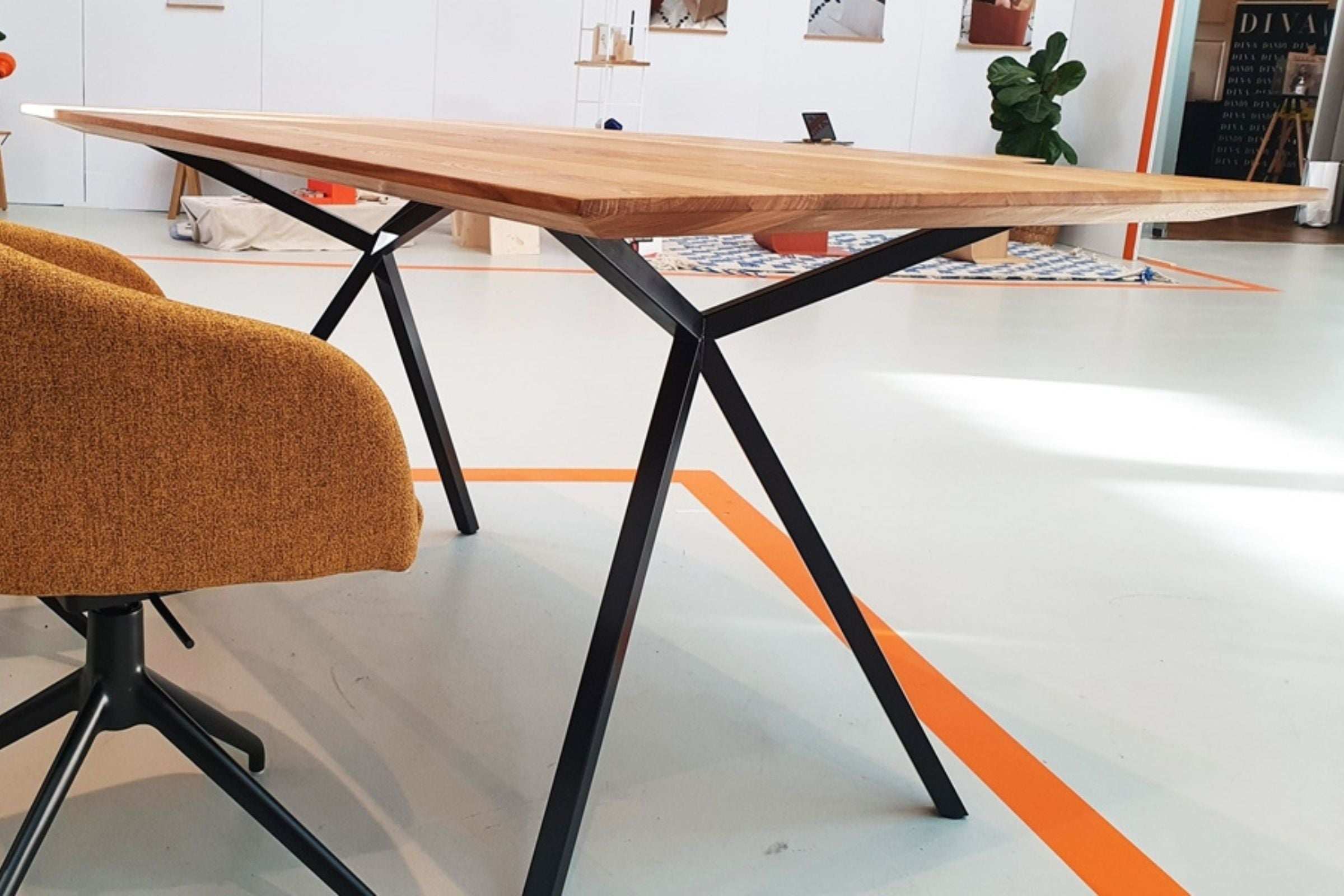 KANTIO Designer Esstisch von Christian Kröpfl mit minimalistischen Metallbeinen