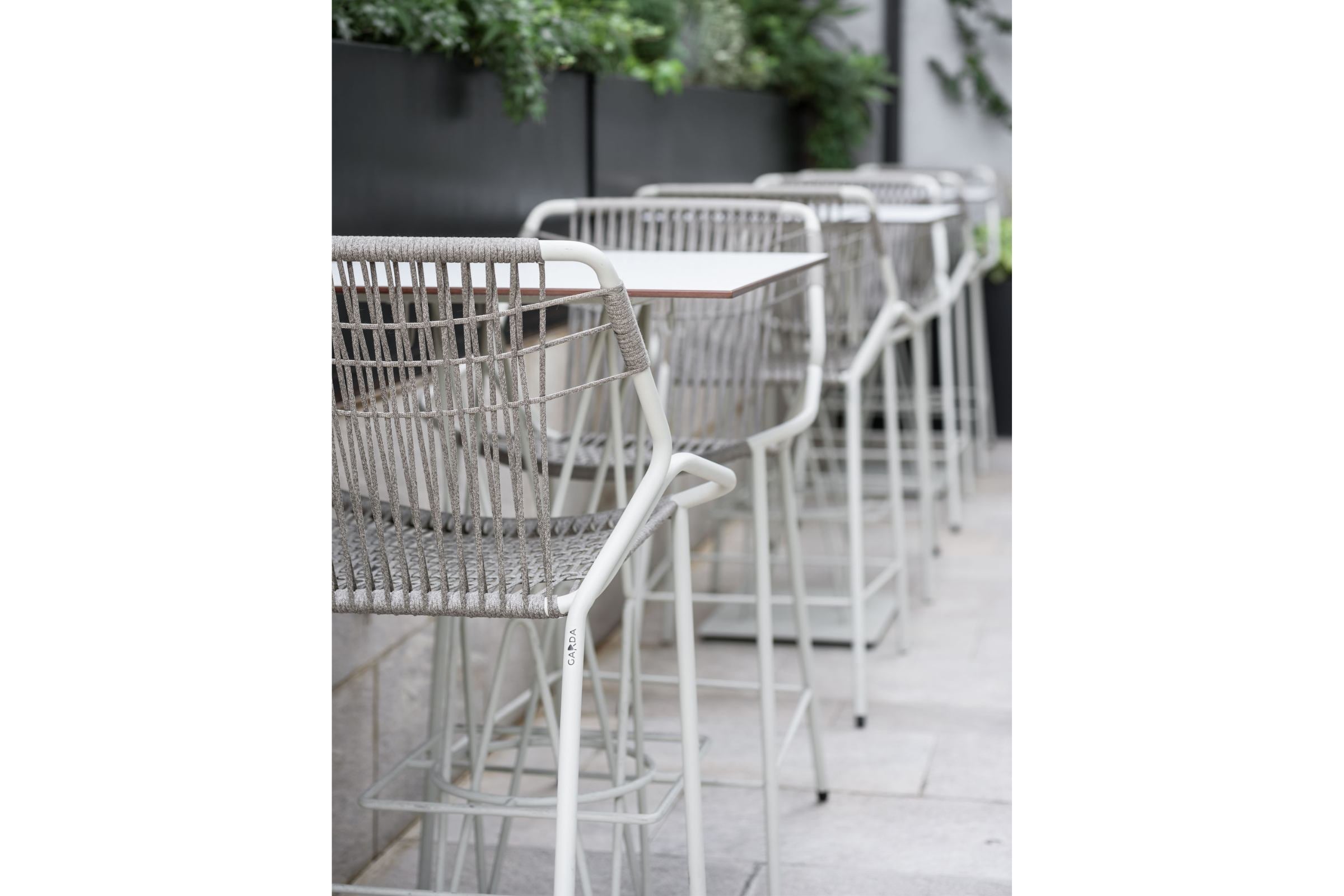 Detailaufnahme des KAPUA Gartenbarstuhls in einer Barumgebung