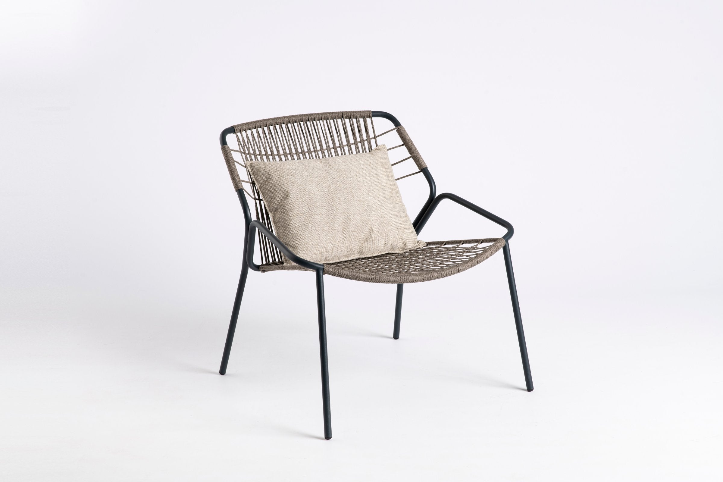 Gartensessel mit Kissen auf hellem Hintergrund