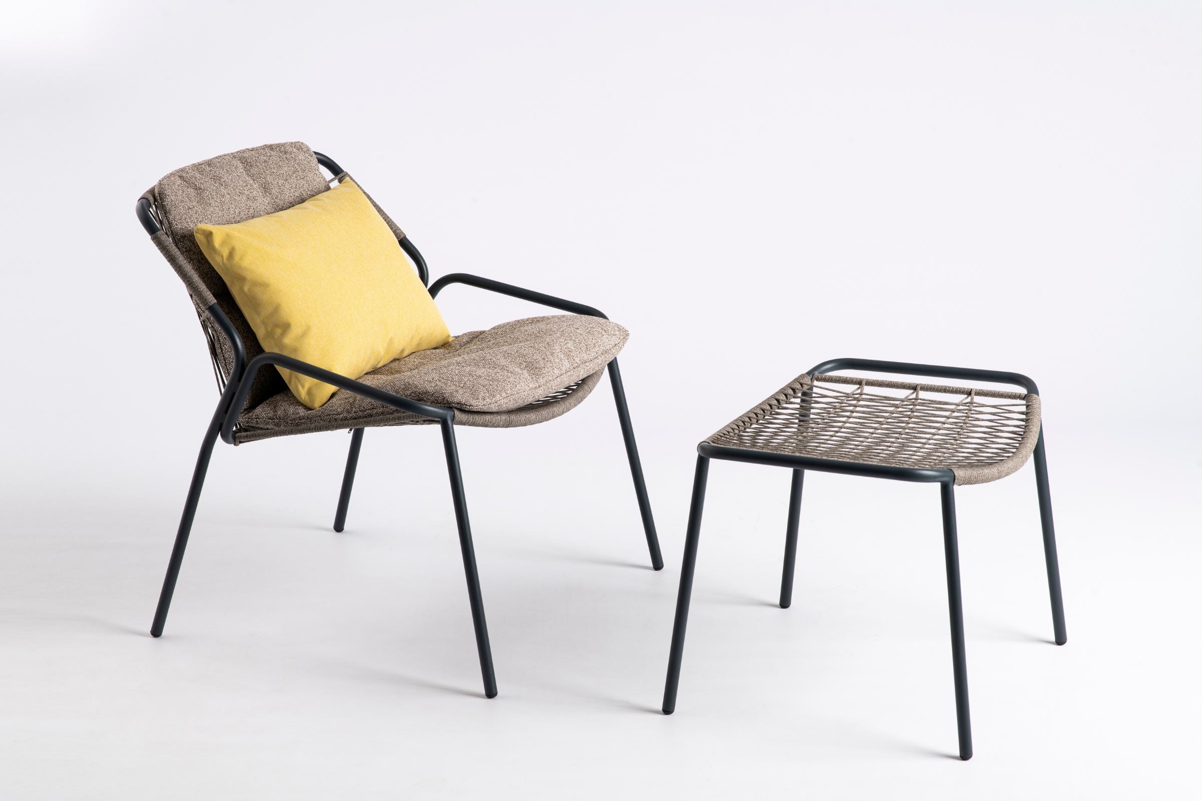 Gartensessel mit gelbem Kissen