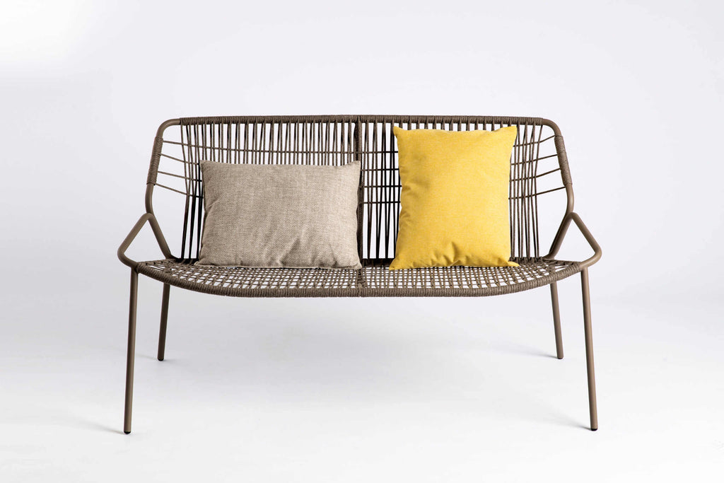 KAPUA Designer Gartensofa mit zwei Zierkissen – Frontansicht