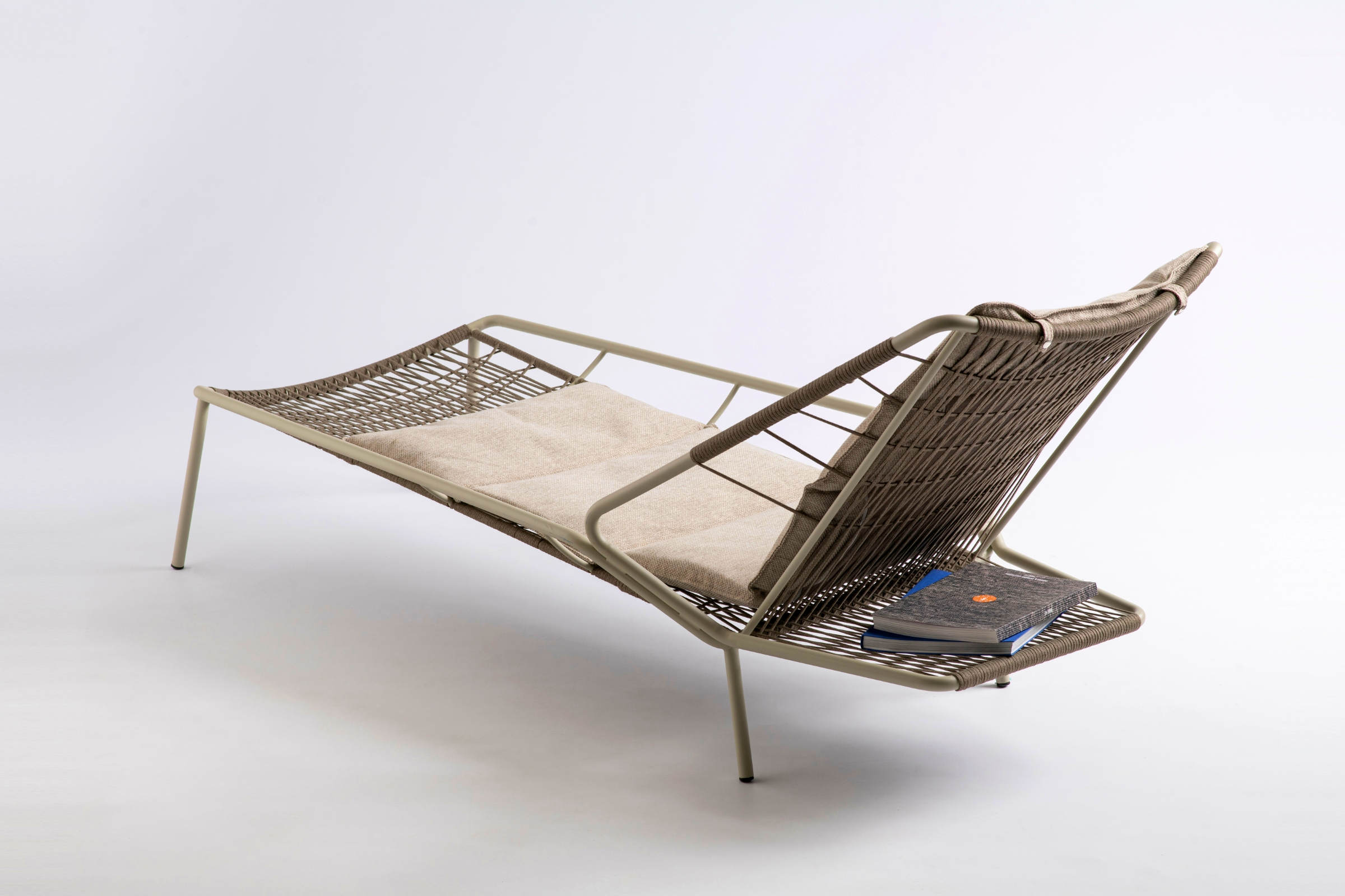 Rückansicht der Sonnenliege mit Ablage