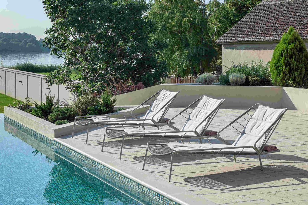 Drei Sonnenliegen am Pool – moderne Outdoor-Lounge
