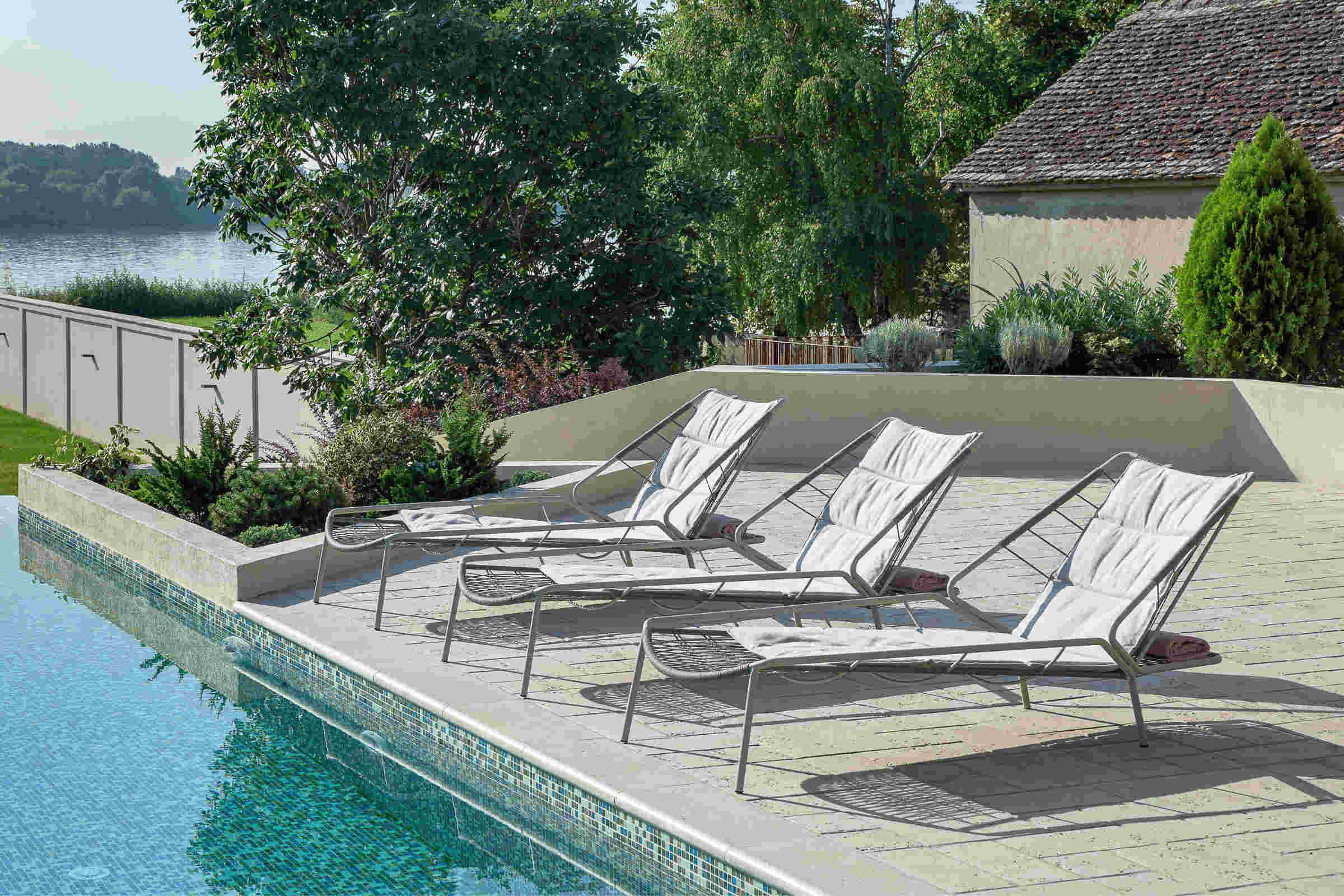 Drei Sonnenliegen am Pool – moderne Outdoor-Lounge