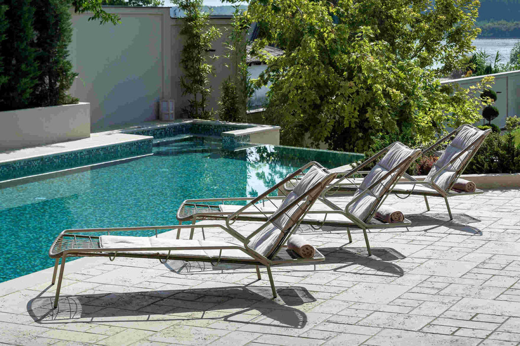 Outdoor-Liegen am Pool – elegante Poollandschaft