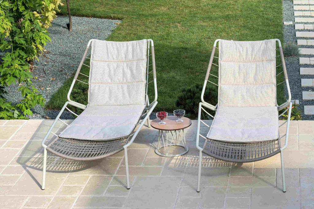 KAPUA Designer Sonnenliegen mit Beistelltisch auf Terrasse – Outdoor-Set