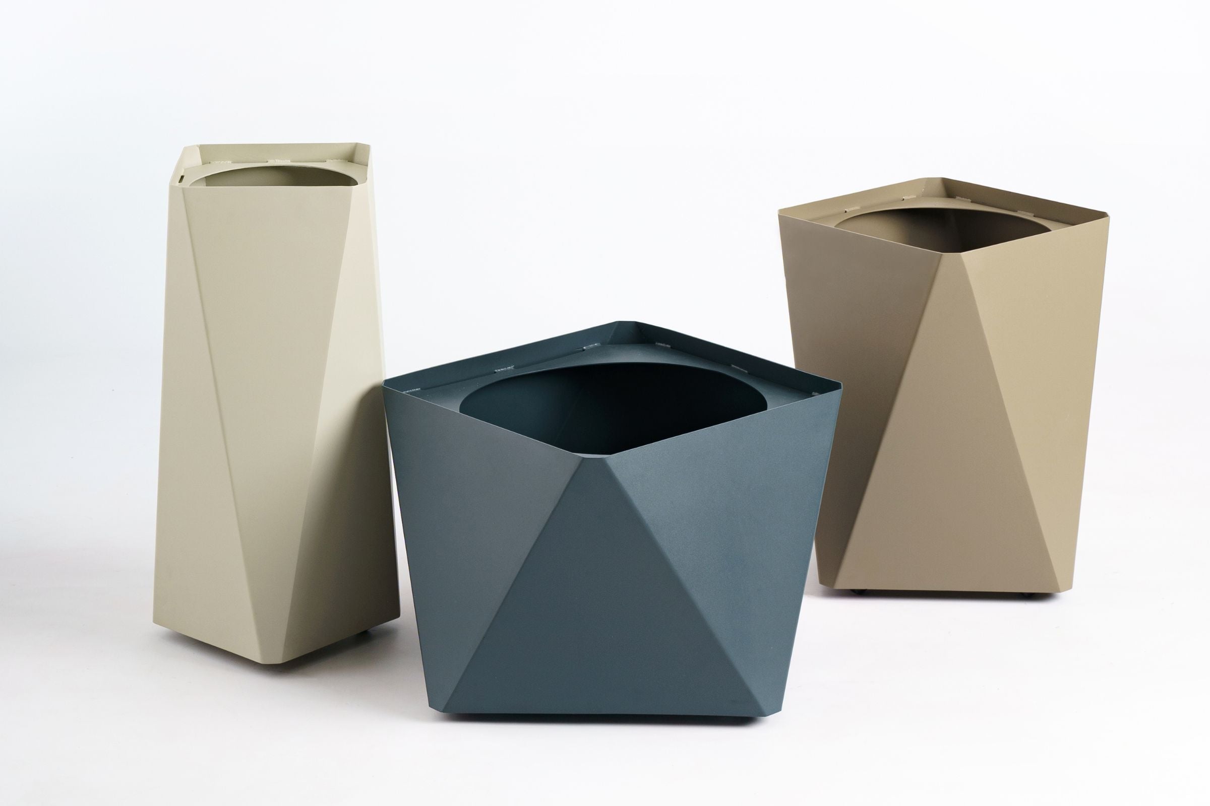 Drei KINO Designer Gartenpflanztöpfe S+M+L in verschiedenen Größen von GARDA