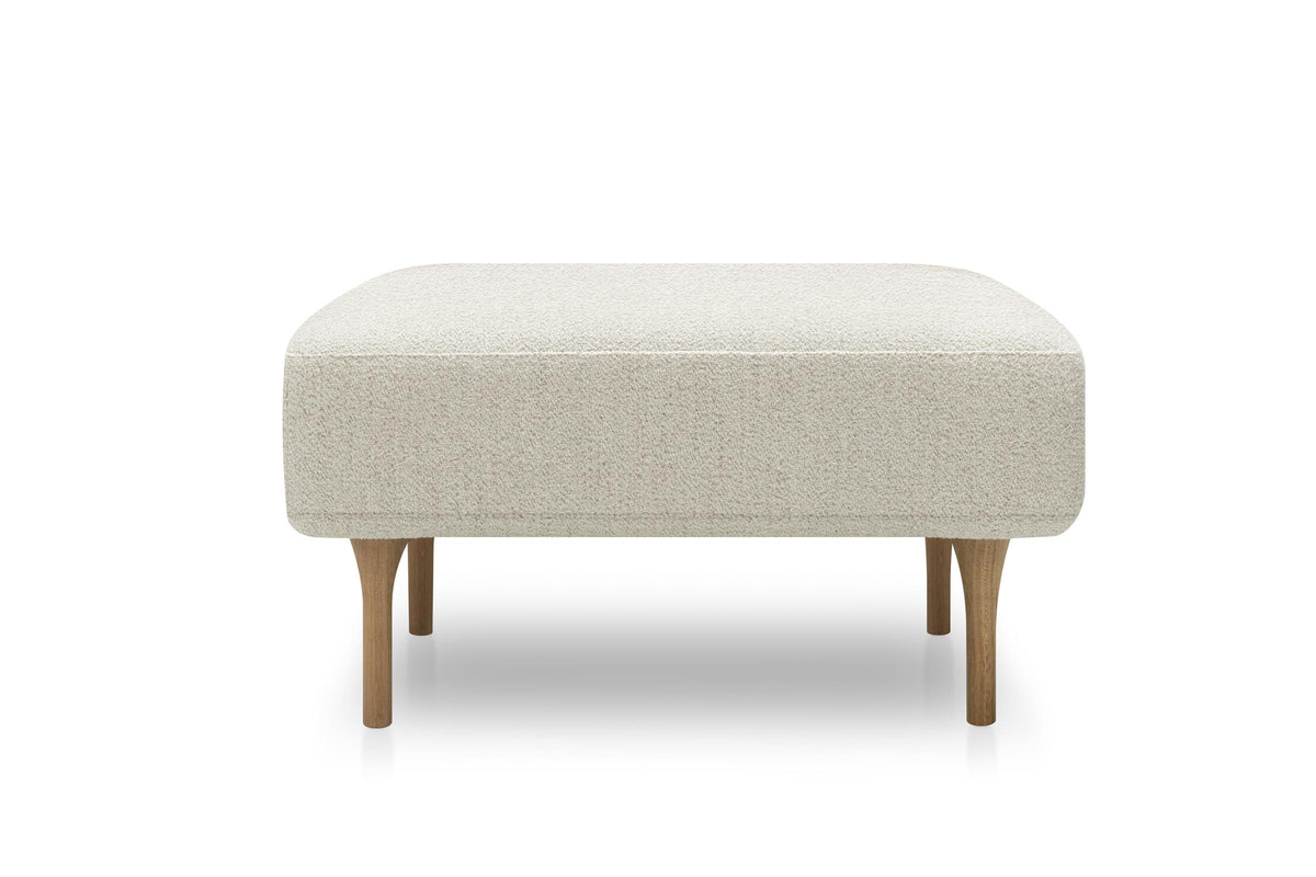 KUBIK Hocker von Volumen mit hellem Bezug und Holzfüßen