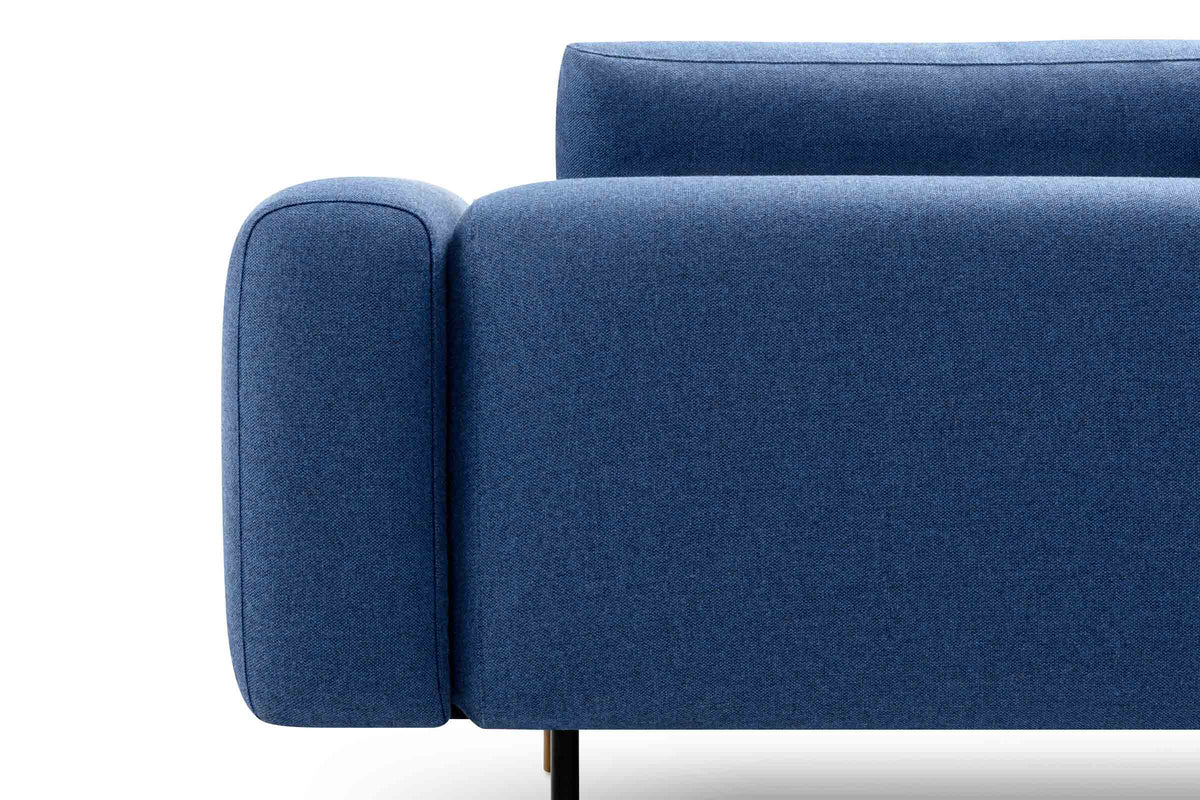 KUBIK Designer Sofa Detailansicht von Armlehne und Rücken in Blau