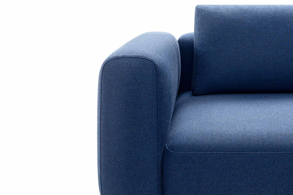 KUBIK Designer Sofa Detailansicht von Armlehne, Sitzfläche und Rückenkissen