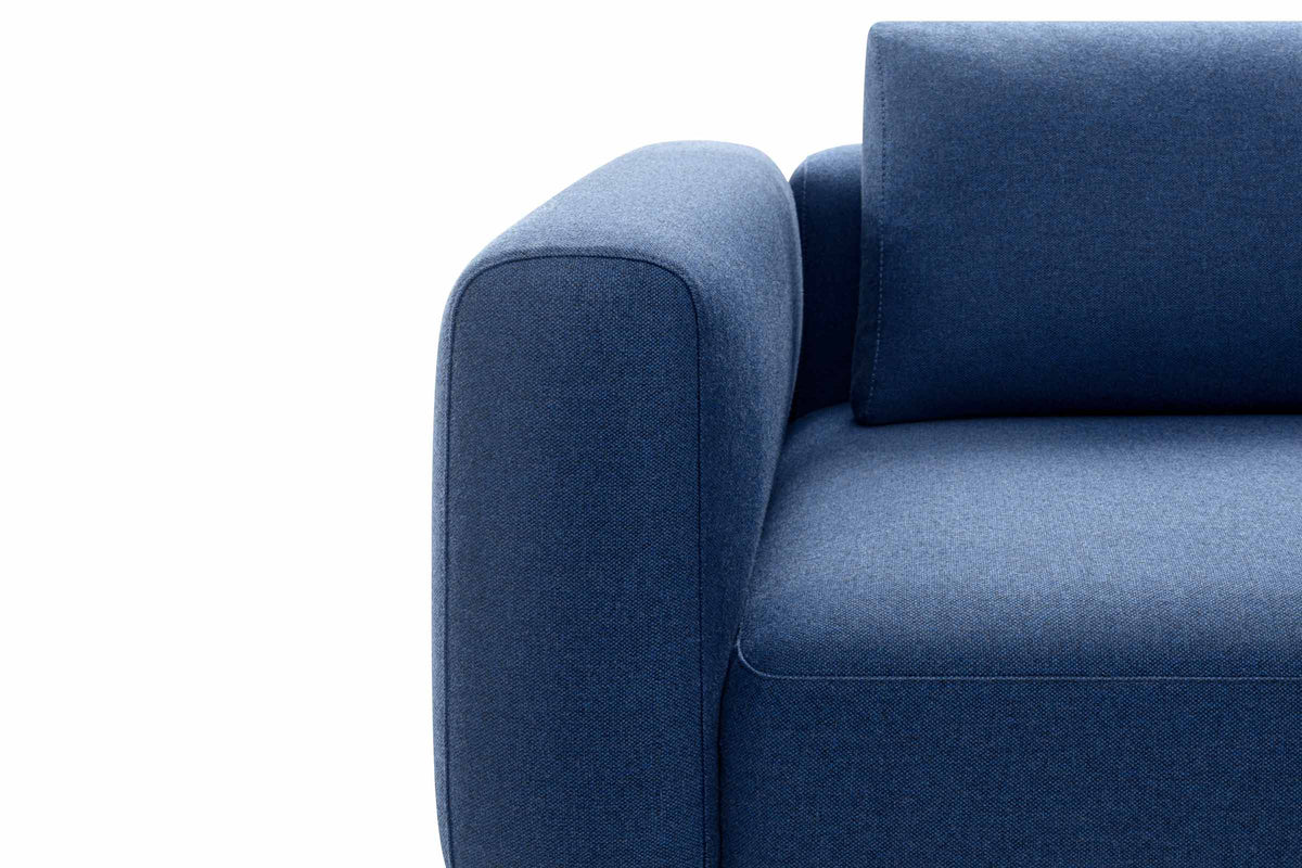 KUBIK Designer Sofa Detailansicht von Armlehne, Sitzfläche und Rückenkissen