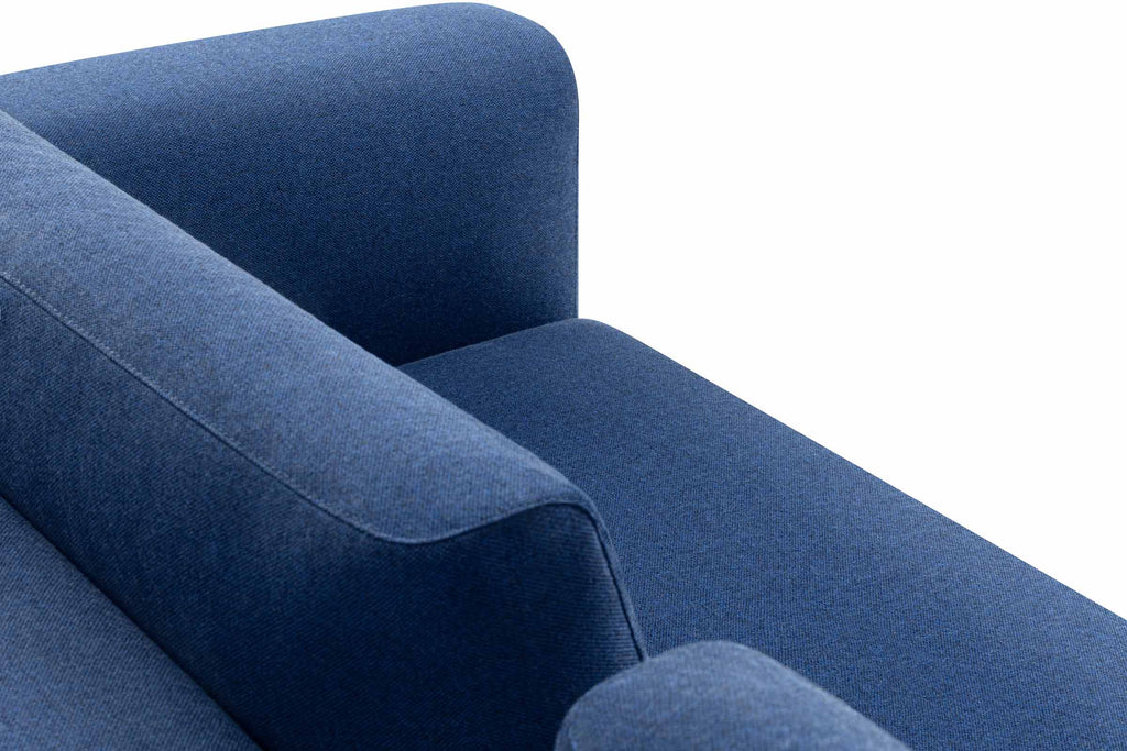 KUBIK Designer Sofa in Blau mit gepolsterter Armlehne und Rückenkissen