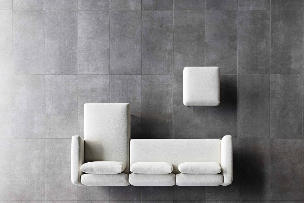 KUBIK Designer Modular Sofa in heller Ausführung mit Hocker aus der Vogelperspektive