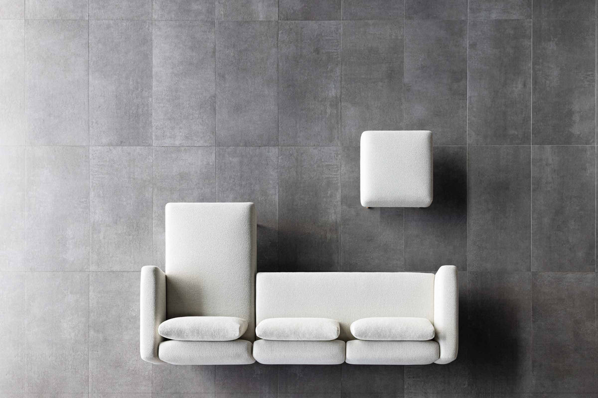 KUBIK Designer Modular Sofa in heller Ausführung mit Hocker aus der Vogelperspektive