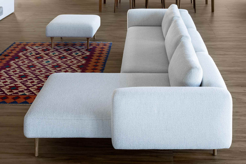 Modular Sofa mit Chaiselongue und passenden Holzfüßen in Seitenansicht