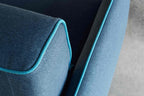 Detailansicht mit blauem Stoff und kontrastierendem Keder