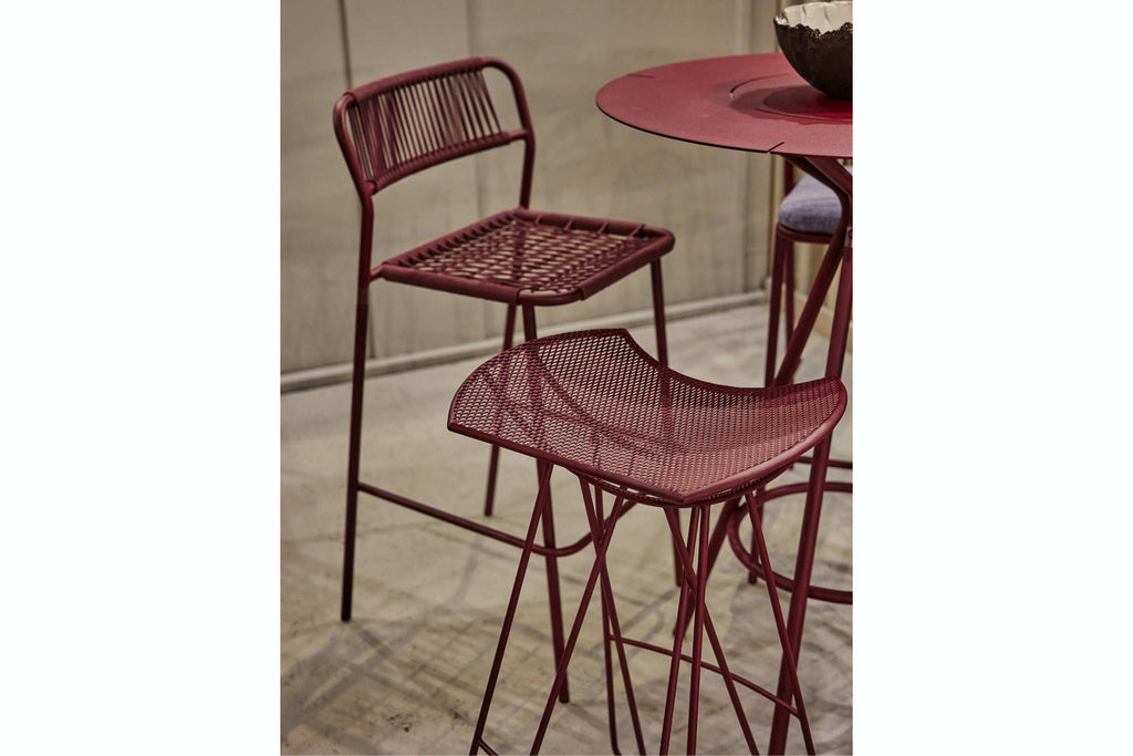 Barhocker in Rot zusammen mit passendem Gartenstuhl