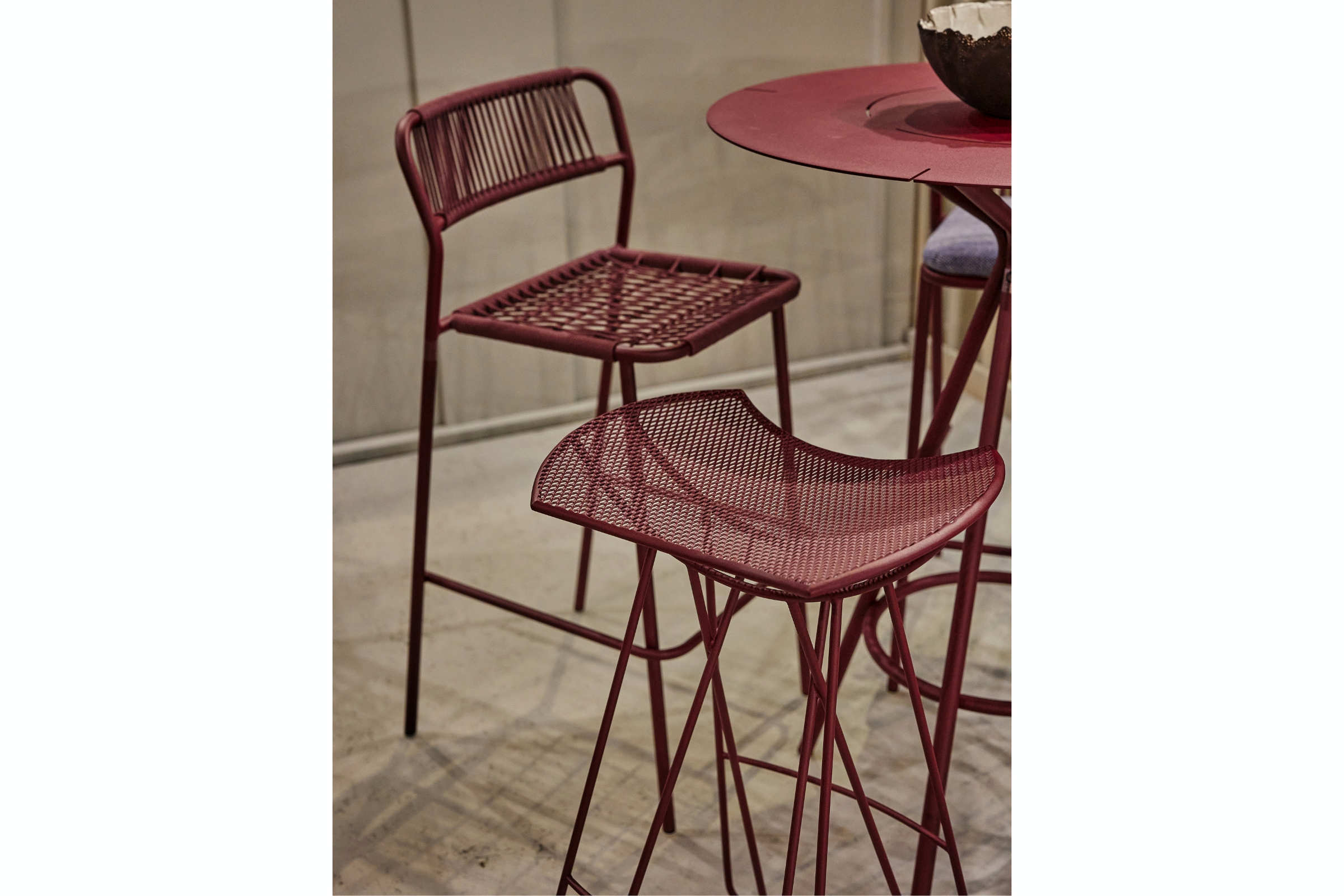 Barhocker in Rot zusammen mit passendem Gartenstuhl