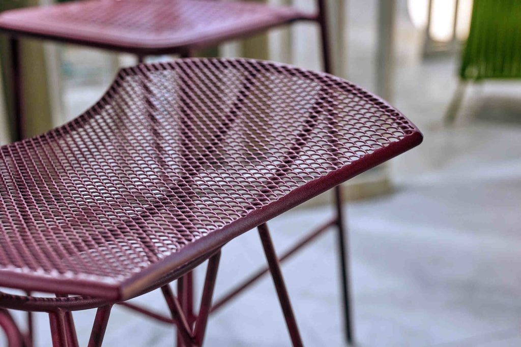 Barhocker in Rot mit feiner Netzstruktur im Detail
