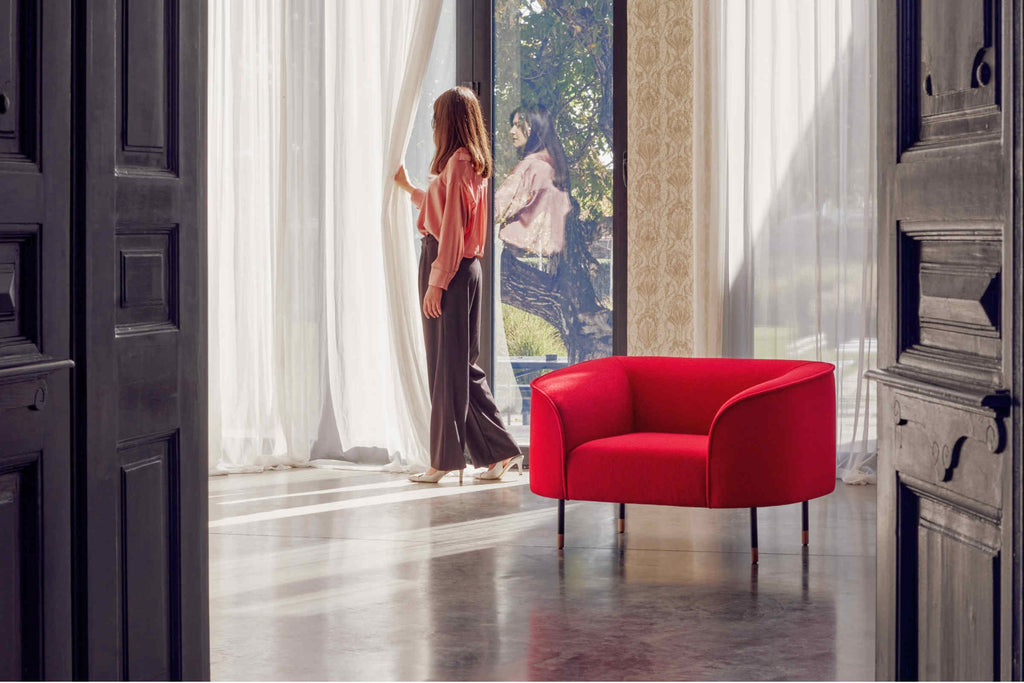 Roter Le Mans Designer Sessel im eleganten Wohnzimmer mit Tageslicht