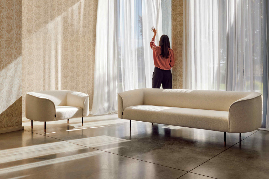 Le Mans Sessel mit Sofa in heller Stoffvariante im modernen Raum