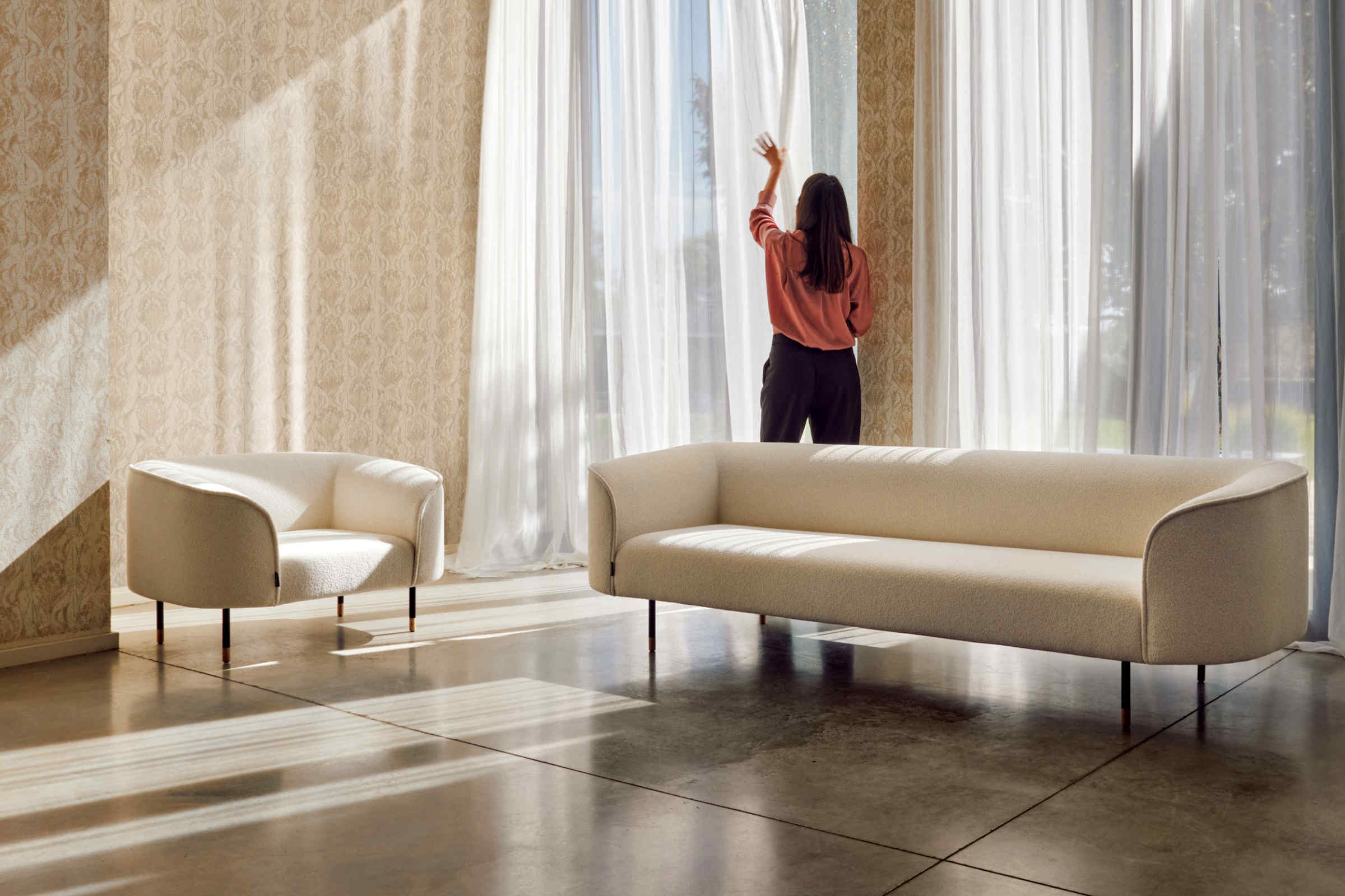 Le Mans Sessel mit Sofa in heller Stoffvariante im modernen Raum